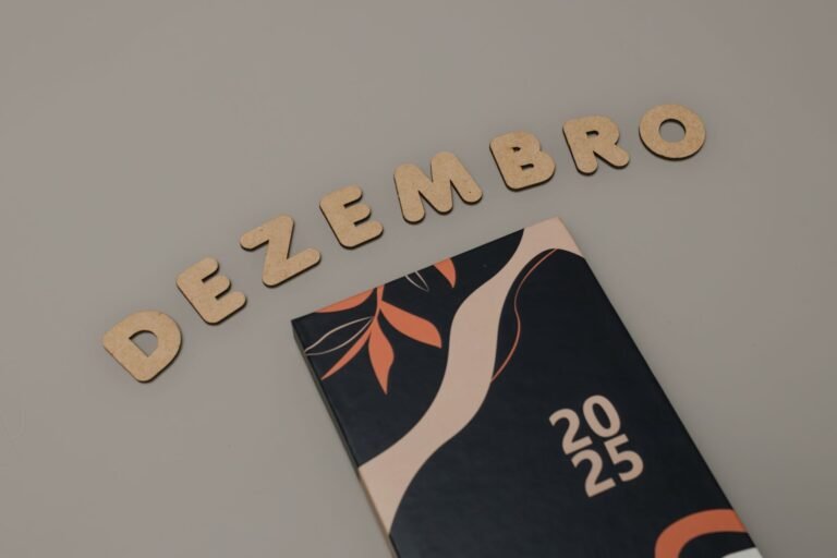 Precatorios: por que demora tanto receber uma divida do poder publico 7 A minimalist 2025 calendar with cork letters spelling DEZEMBRO on a neutral ba
