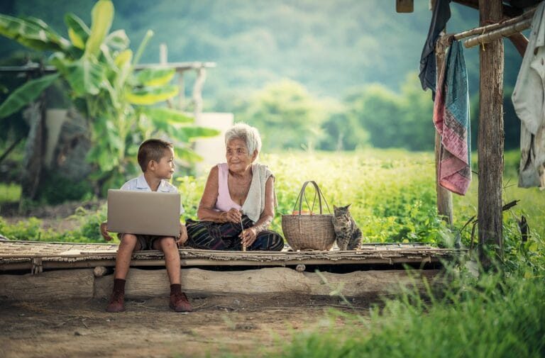 Blockchain e Previdência Social: Transparência nas Contribuições 3 child, laptop, myanmar, asia, thailand, outdoors, boy, woman, computer, meeting,