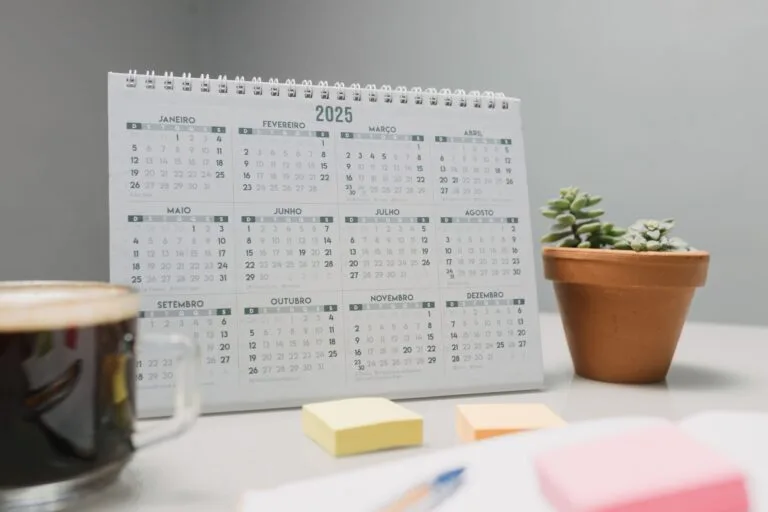 Prazos no processo administrativo: o que acontece quando a administração demora a decidir 5 A 2025 desk calendar with coffee, sticky notes, and succulents for planning.