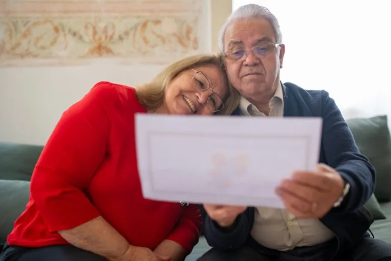 Aposentadoria por Tempo de Contribuição Após a Reforma 2 Segurado analisando documentos para aposentadoria por tempo de contribuição