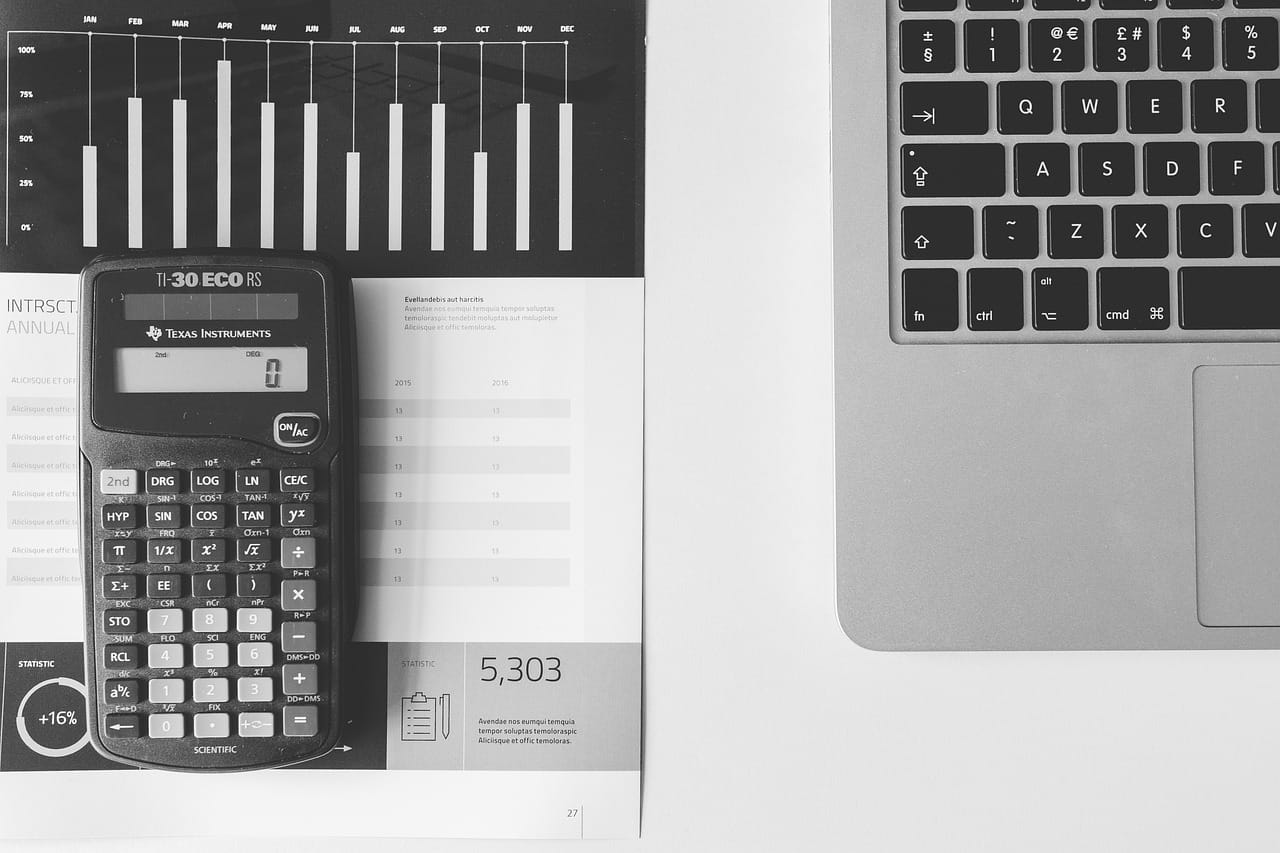 Voice Assistants e Acesso a Informações Previdenciárias 1 calculator, numbers, accounting, charts, graphs, finance, macbook, laptop, compu