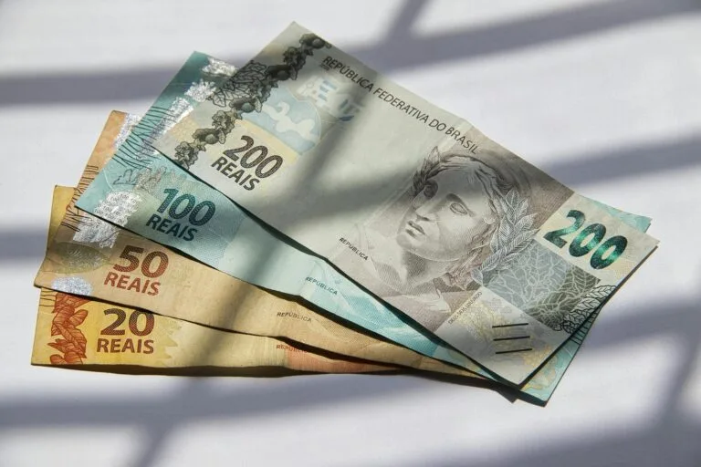 Aposentado conferindo descontos no extrato do INSS