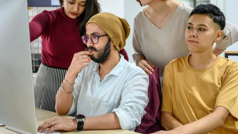 Trabalhadores brasileiros em ambiente de trabalho formal contribuindo para a previdência social