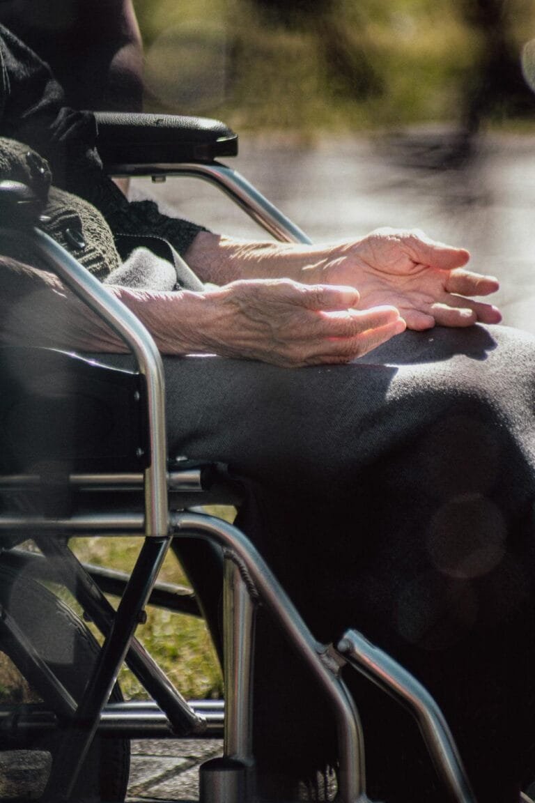 Pessoa idosa em cadeira de rodas representando aposentadoria por incapacidade permanente