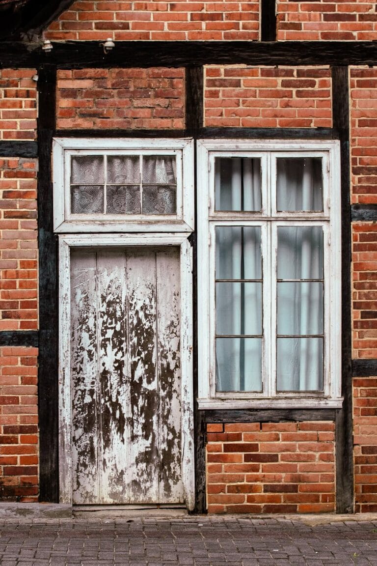 Contrato de locação residencial com chaves sobre a mesa