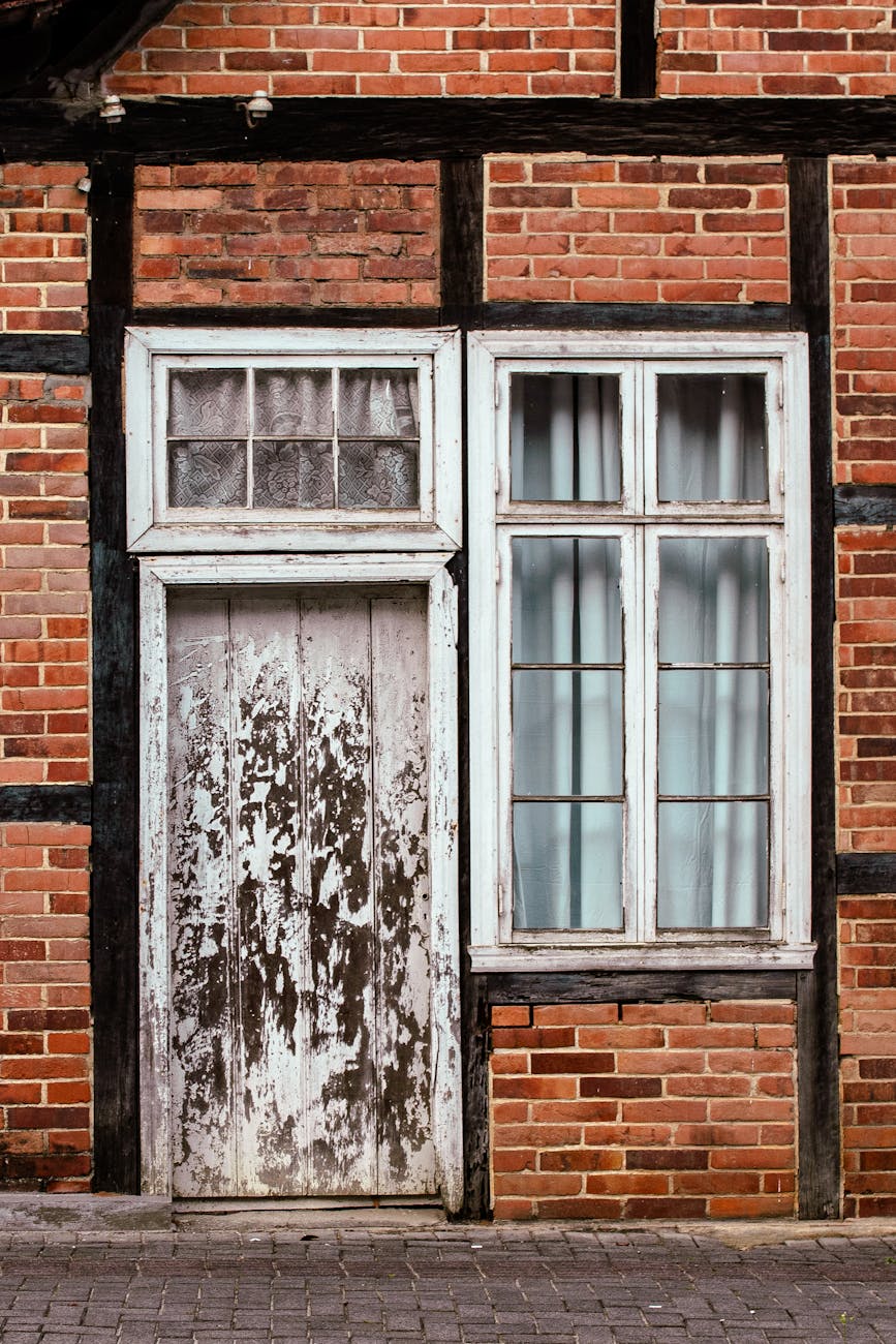 Contrato de Locação: Direitos e Deveres do Inquilino 1 Contrato de locação residencial com chaves sobre a mesa