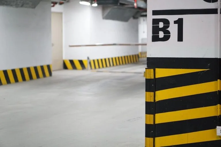 Vagas de Garagem em Condomínio: regras, conflitos e soluções jurídicas