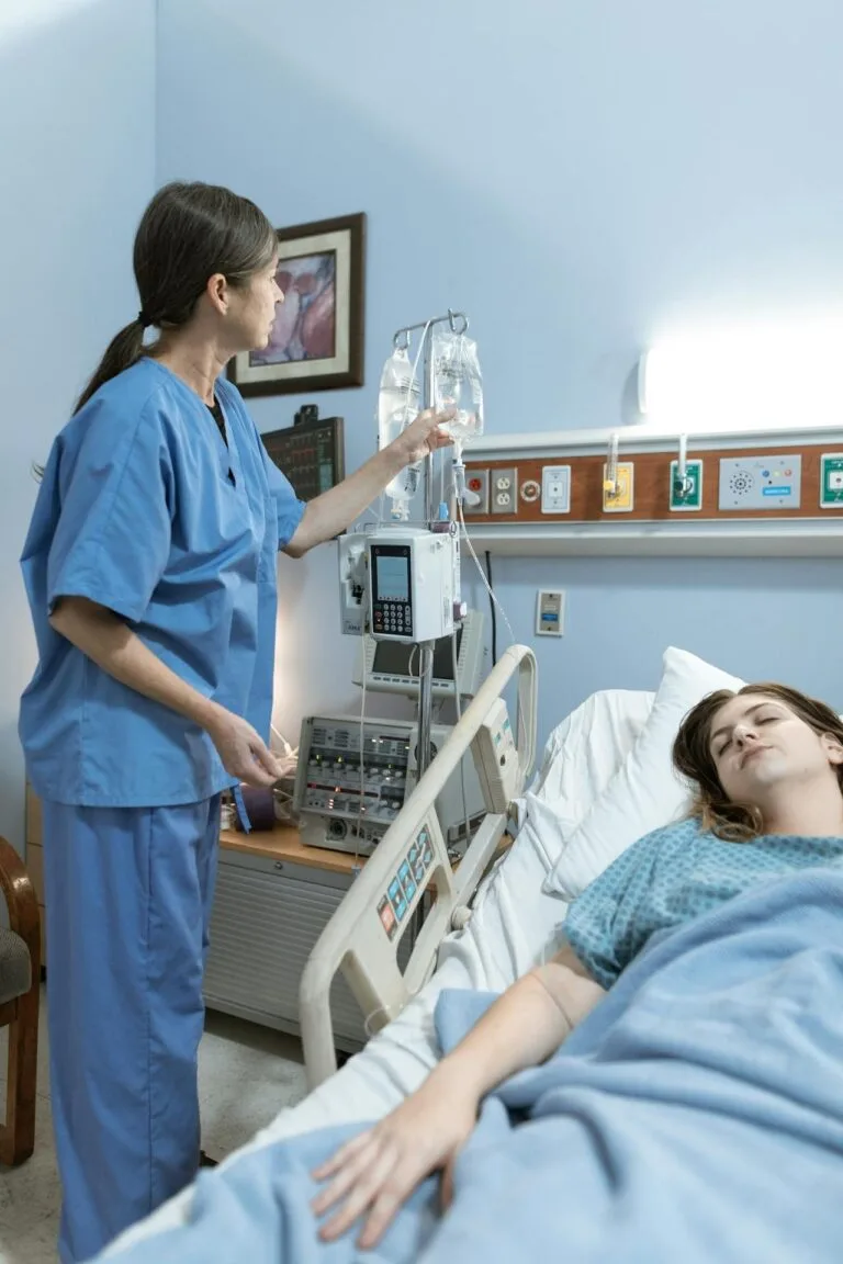 Paciente em leito hospitalar recebendo atendimento para doenças graves que dispensam carência no INSS
