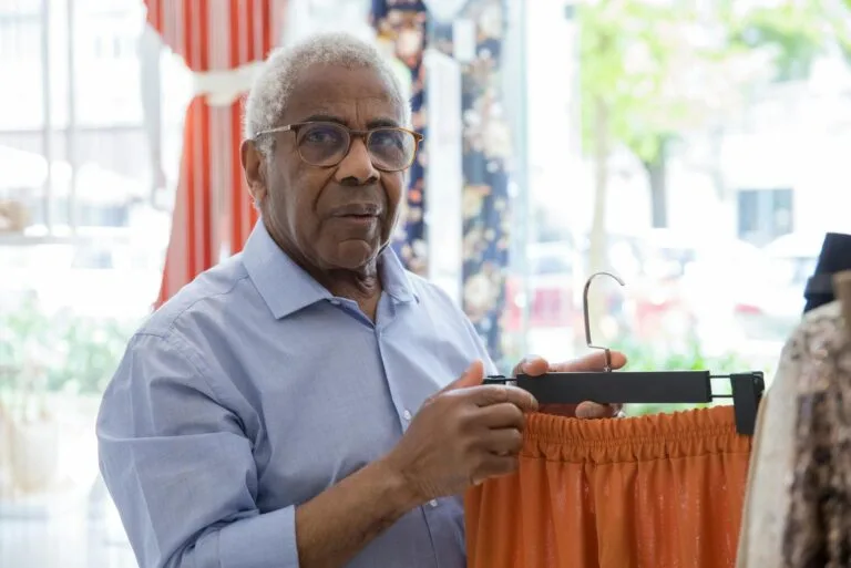 Idosa sênior consumidora sorrindo em experiência de compra, representando a economia prateada brasileira