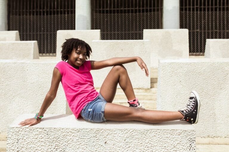 Jovem representando a emancipação do menor no direito civil brasileiro