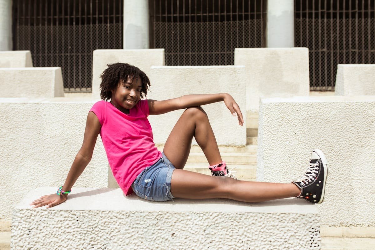 Jovem representando a emancipação do menor no direito civil brasileiro