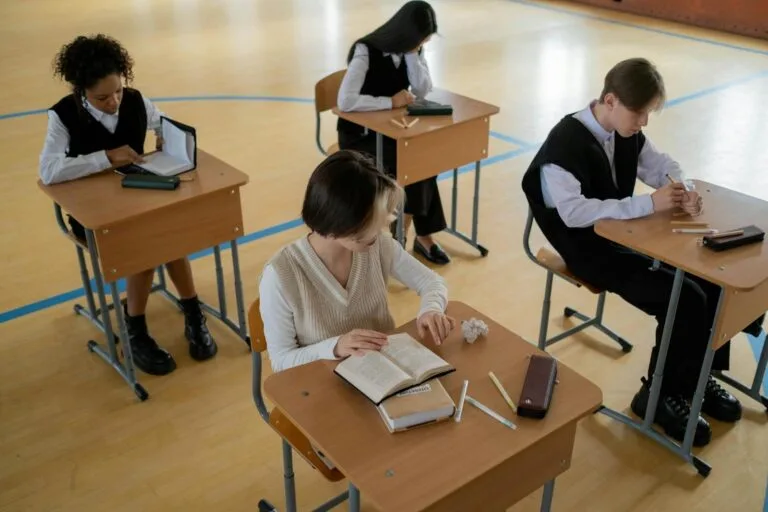 Pais conferem contrato de reajuste de mensalidade escolar em escola particular