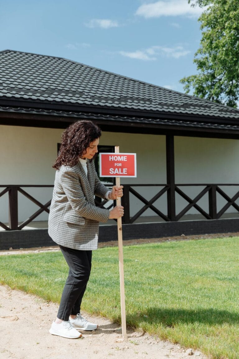 Casal analisando planta de imovel