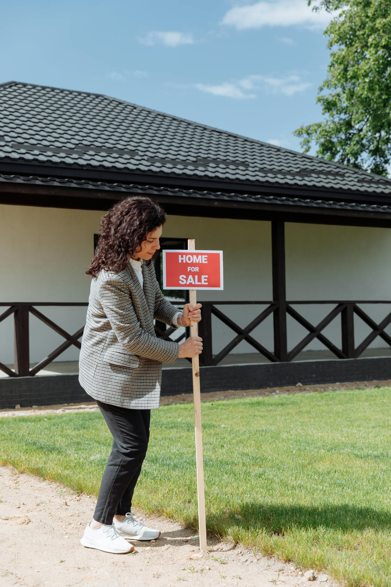 Casal analisando planta de imovel