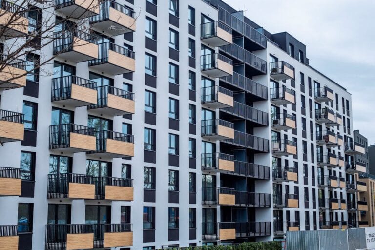 Edificio moderno com varandas