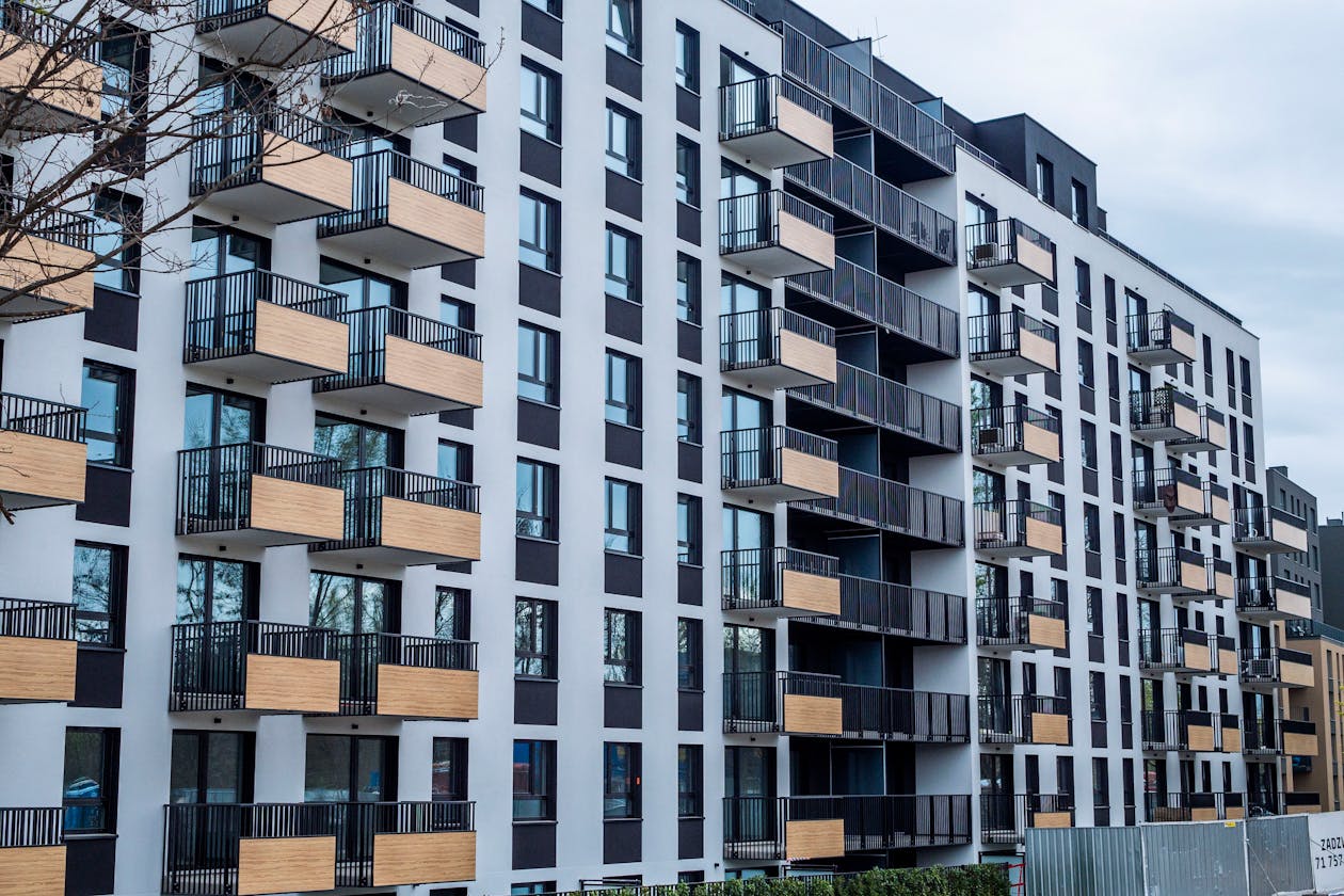 Edificio moderno com varandas