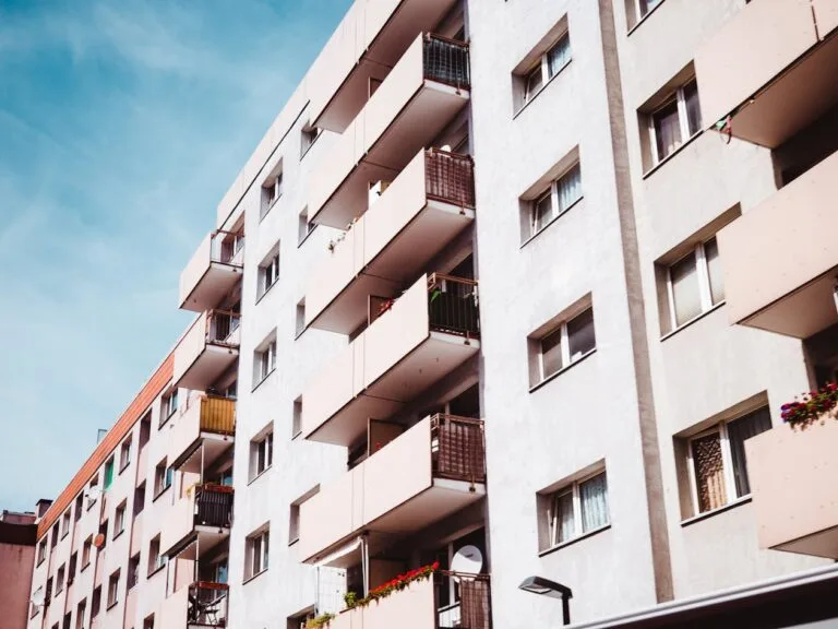 Fachada de predio de apartamentos