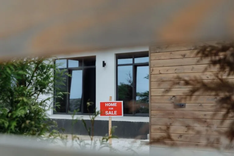 Condomínio: Responsabilidades e Cobrança de Inadimplentes 4 Profissional analisando contrato imobiliario