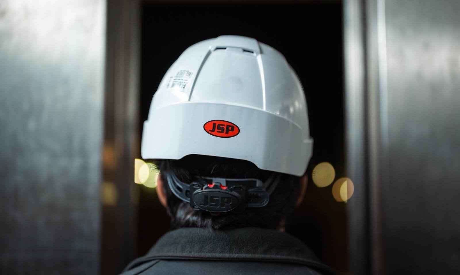 Capacete de segurança usado por trabalhador em atividade industrial de risco