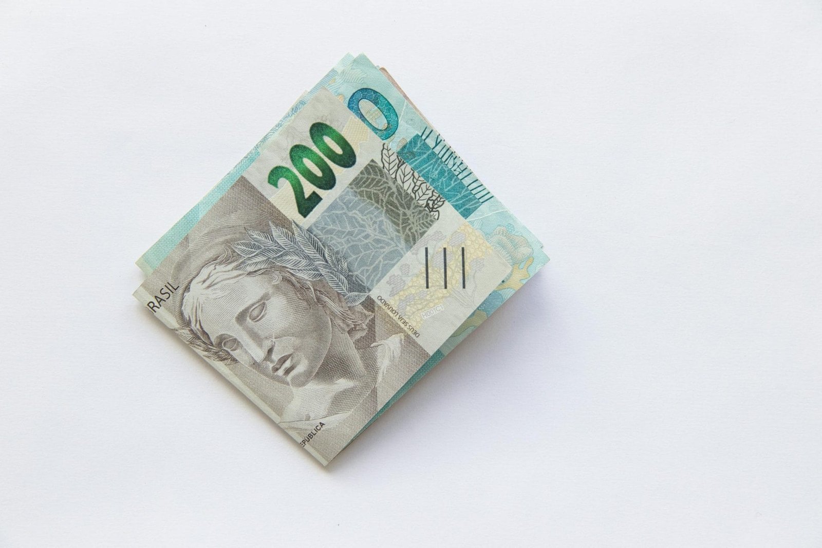 Notas de real brasileiro representando o pagamento do 13º salário do INSS em 2026