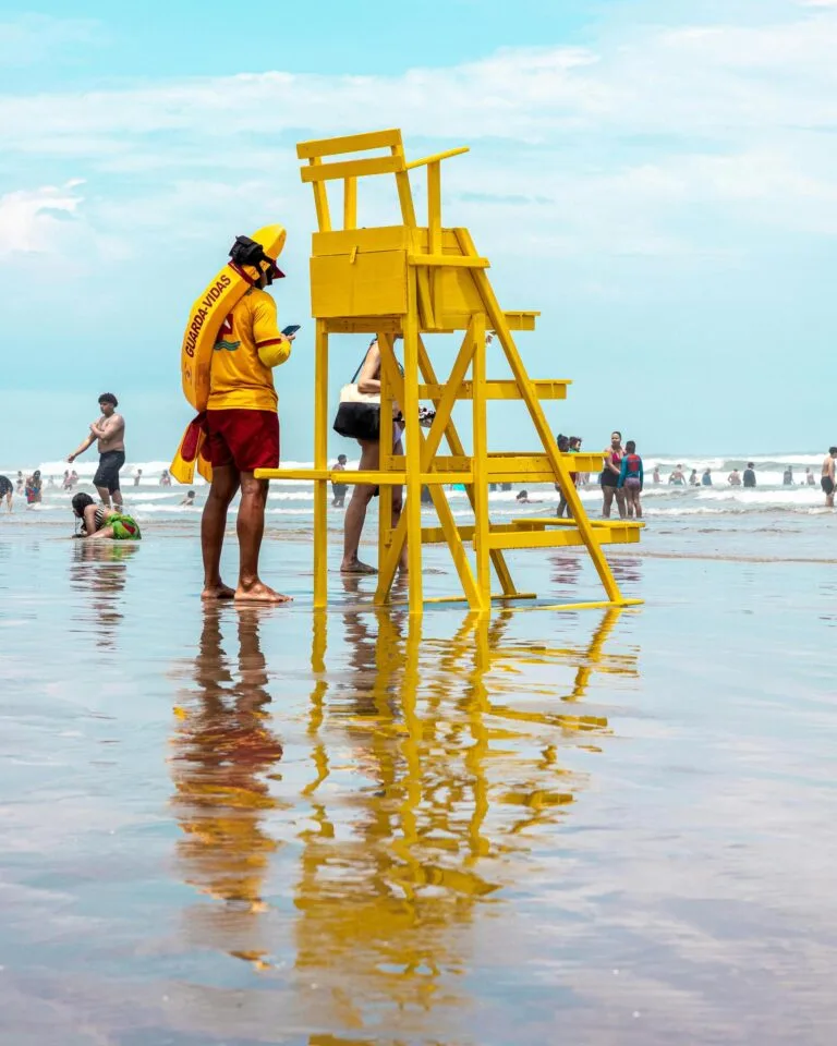 Empregado na praia durante atestado médico perde emprego por justa causa