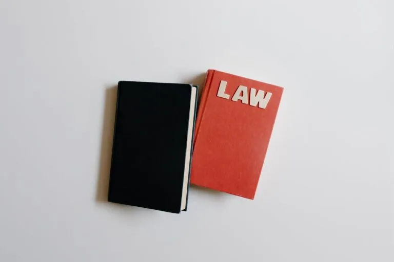 Livro de legalidade na administração pública sobre mesa de escritório