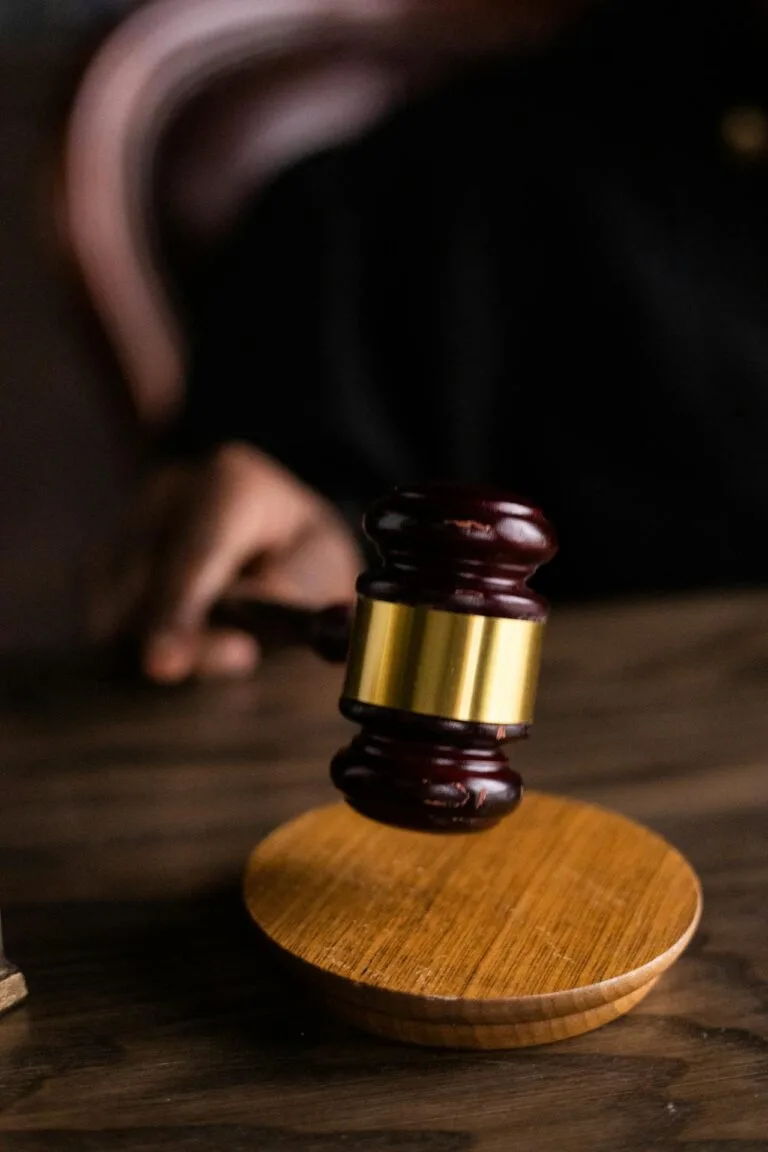 Martelo de licitação pública representando as regras da Lei 14.133