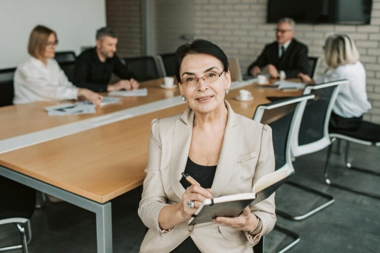 Presidenta do INSS em reunião de gestão analisando indicadores e fila de benefícios