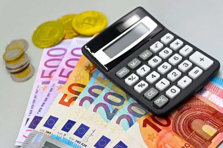 Calculadora e dinheiro para planejamento de aposentadoria com pedágio de 100%