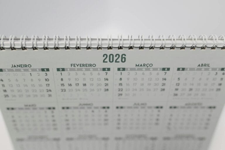 Close-up of a 2026 spiral-bound desk calendar with months in Portuguese.