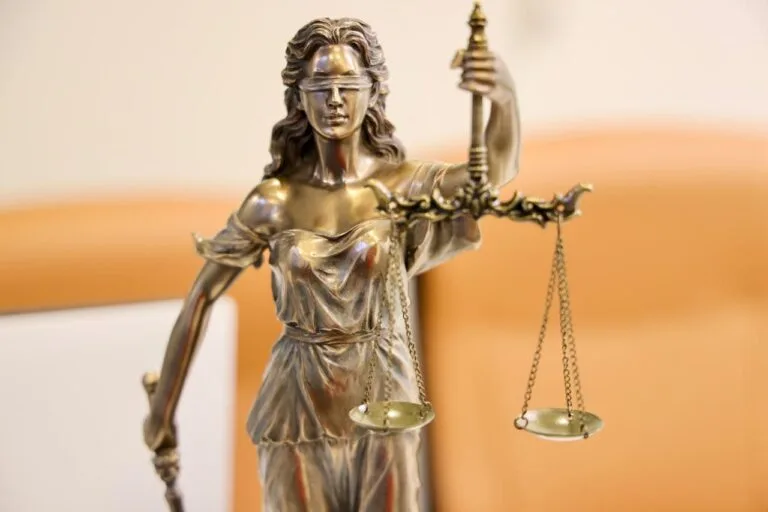 Balança da justiça representando impessoalidade nos atos administrativos