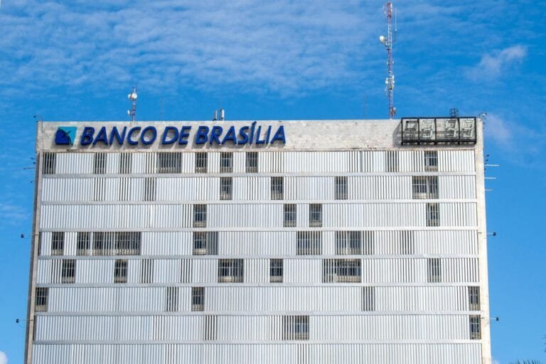A view of the Banco de Brasília building with clear blue skies, showcasing moder