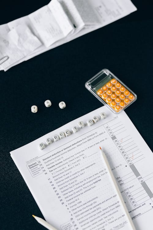 Contribuições Previdenciárias Patronais: Cálculo e Retenção 5 Relatório tributário sobre mesa de escritório