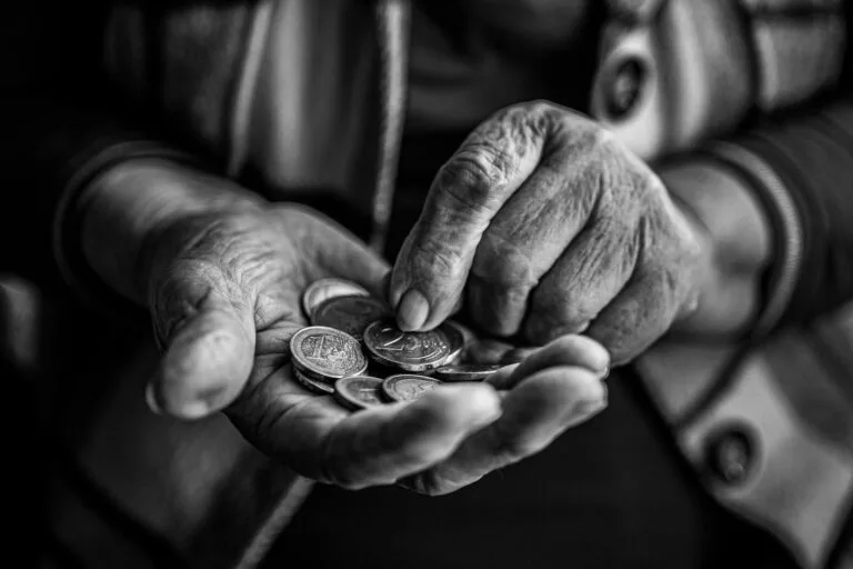 Aposentado consultando valores do 13o salario do INSS em 2026