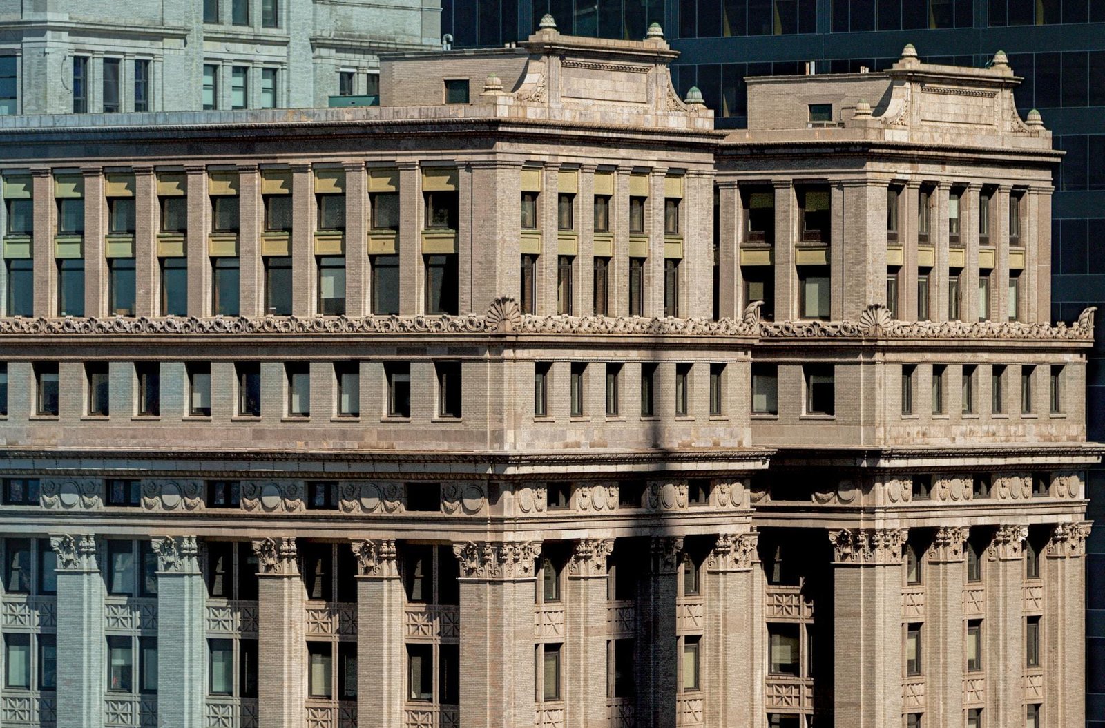 Colunas neoclássicas representando os princípios da seguridade social