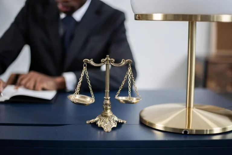 Balança da justiça representando os princípios de seletividade e distributividade no direito previdenciário