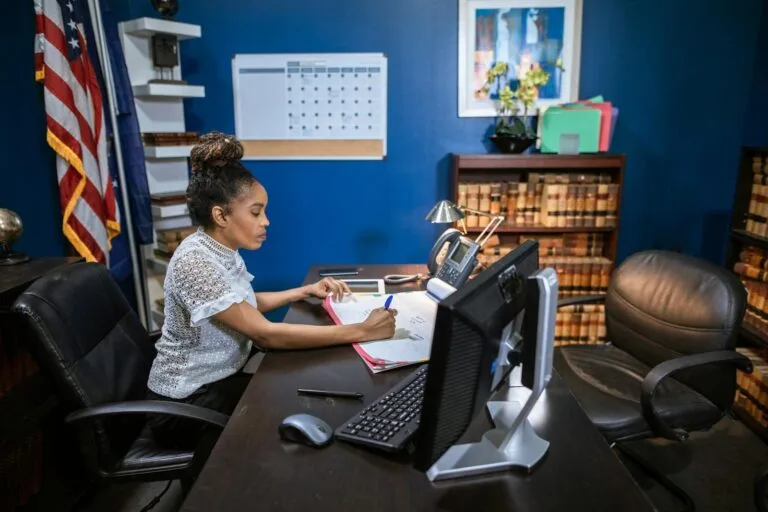 Servidora pública federal organizando documentos da aposentadoria no escritório