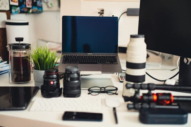 Tributação do Autônomo: Carnê-Leão e Deduções 3 Profissional autônomo calculando carnê-leão e contribuições tributárias