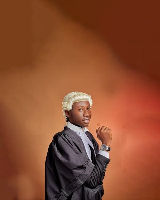 Advogado tributarista analisando auto de infração e preparando defesa fiscal