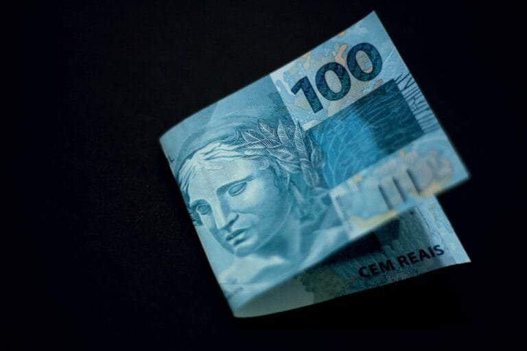Aposentadoria por Tempo de Contribuicao: O Que Mudou Apos a Reforma 3 A close up of a paper money bill