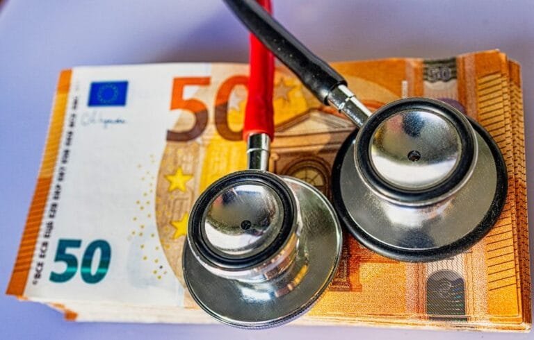 Banalização da perícia judicial médica: efeito colateral do Tema 125 do TST 14 a pair of stethoscopes sitting on top of a 50 euro bill