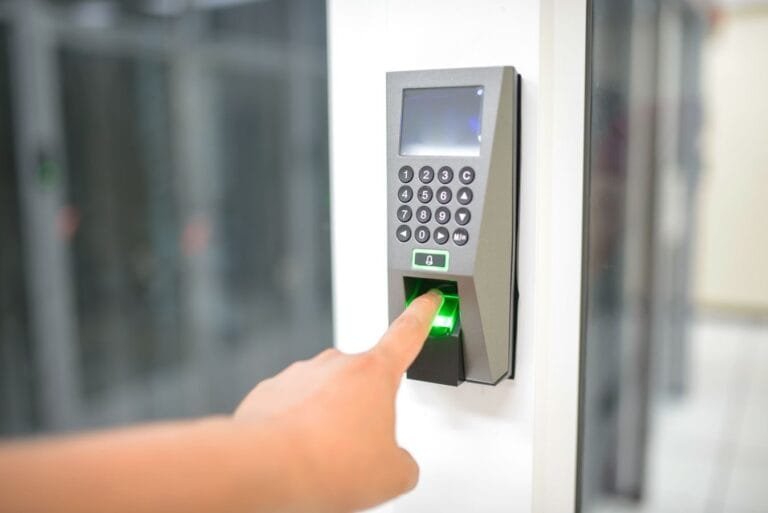 Biometria passa a ser obrigatória em novos pedidos ao INSS 7 A person uses a fingerprint scanner for secure entry in a business setting.