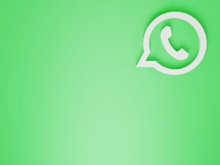 Citação por WhatsApp é inválida em ações de estado 3 a green wall with a white phone on it