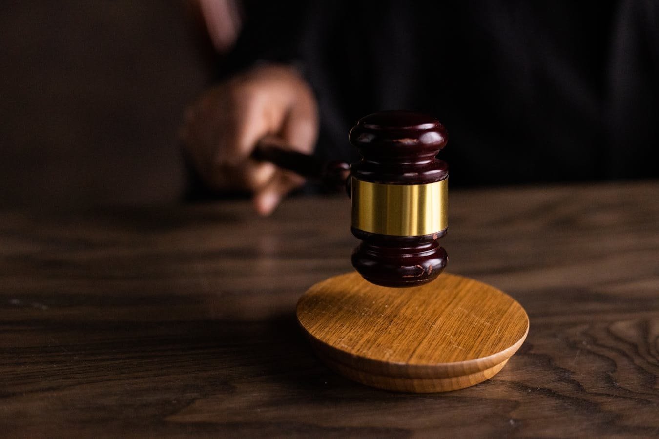 Acusação infundada de furto de limões gera indenização ao cliente 1 A gavel striking a sound block, symbolizing justice and legal authority in a courtroom setting.