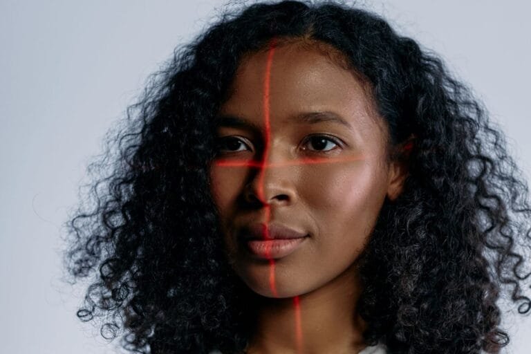 Consignado do INSS passa a exigir validação por biometria facial 6 A futuristic portrait of a woman with laser scanning lines on her face, representing advanced technology.