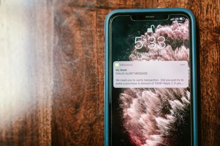 Falso Perito do INSS: Meta Derruba Perfil no Instagram 3 Tela de smartphone exibindo alerta de fraude em rede social