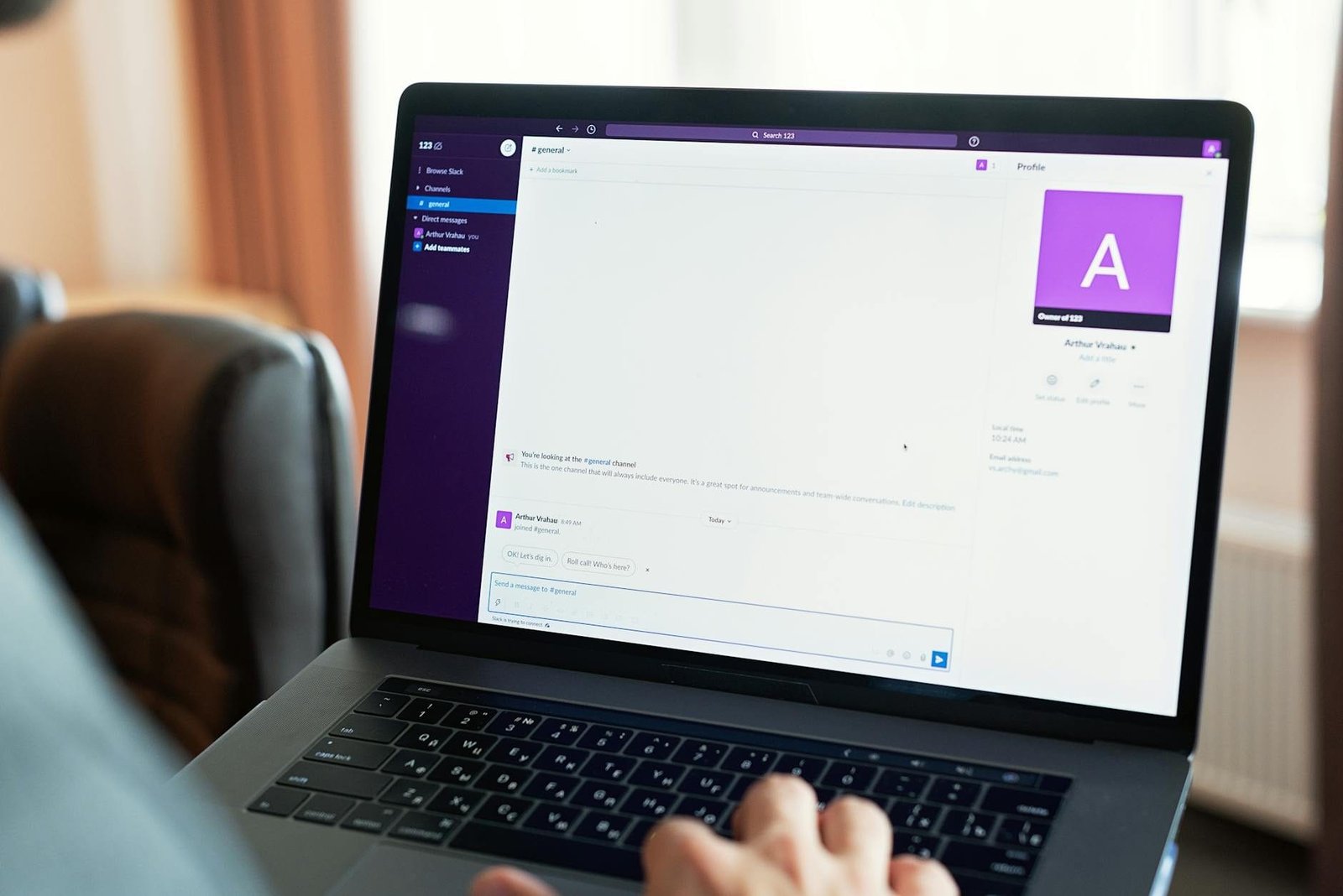 E-mail Corporativo: Privacidade do Empregado e Monitoramento 1 Person using a laptop with an online communication platform, showcasing modern w