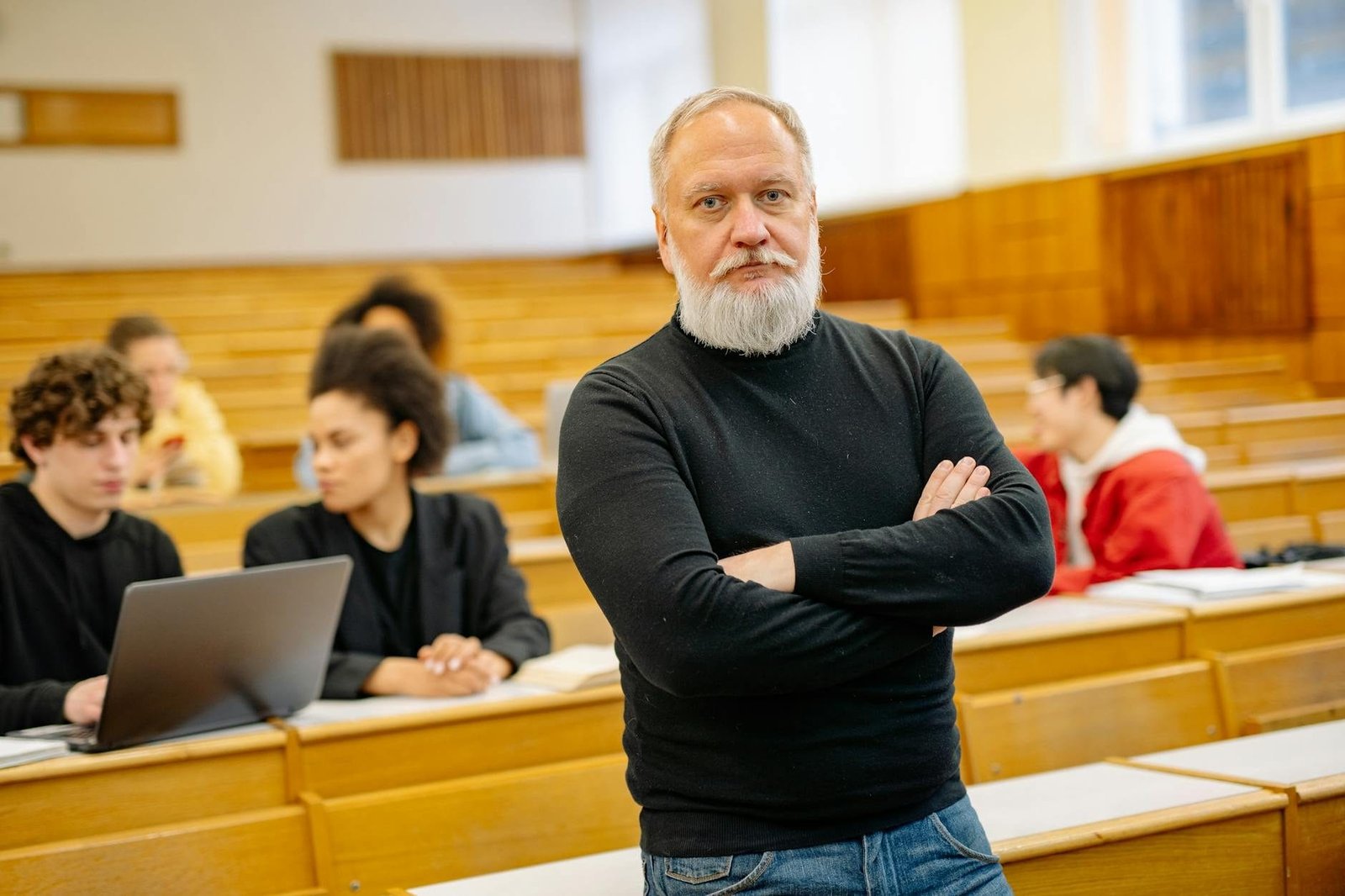 Aposentadoria do Professor: Requisitos e Comprovacao da Atividade 1 Confident professor in lecture hall with diverse students engaged in learning.