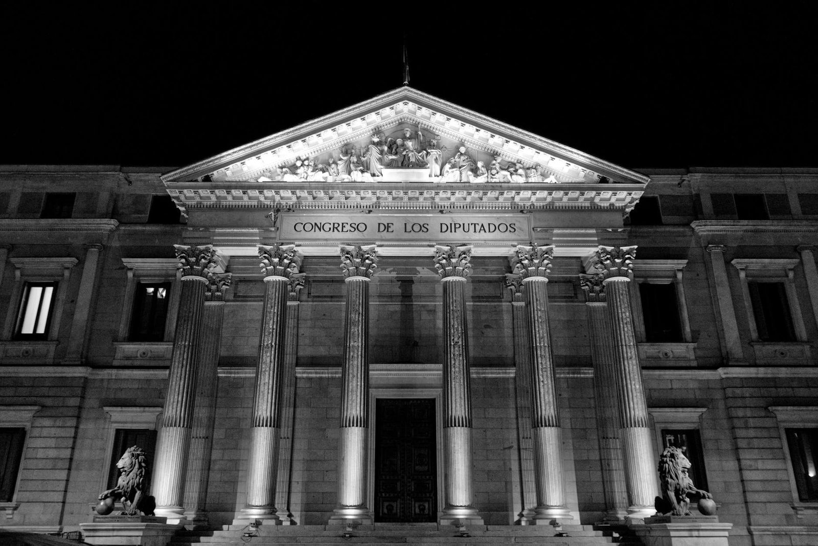 Habeas Corpus: Hipóteses Clássicas de Cabimento 1 Black and white photo of the Congress of Deputies facade in Madrid by night.