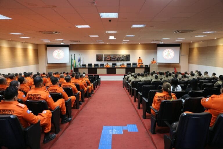 Conference room filled with firefighters during a training session in Mato Gross